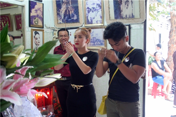 
Vợ chồng Phan Hiển - Khánh Thi xúc động khi nhìn di ảnh nữ nghệ sĩ tài hoa. 