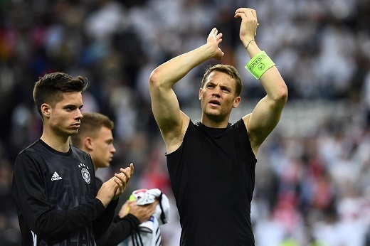 
Thủ quân Manuel Neuer không quên gửi lời cảm ơn sự cổ vũ của người hâm mộ trên khán đài sân Stade de France.