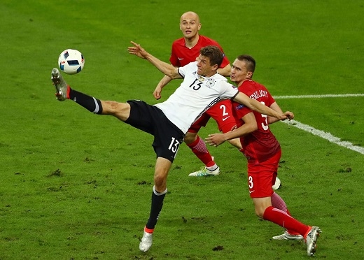 
Tiền đạo Thomas Mueller không thể vượt qua sự truy cản của cầu thủ Ba Lan. Anh chỉ có 1 lần dứt điểm về phía khung thành đối phương.