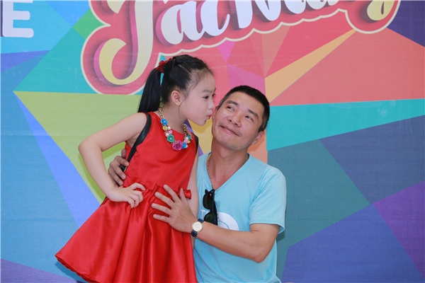 
Con gái nuôi của nghệ sĩ Công Lý tên là Kim Đông Nhi, anh thường gọi bé bằng cái tên ở nhà là bé Tin. Năm nay Đông Nhi 7 tuổi và đã học thanh nhạc từ khi chưa đến 5 tuổi.