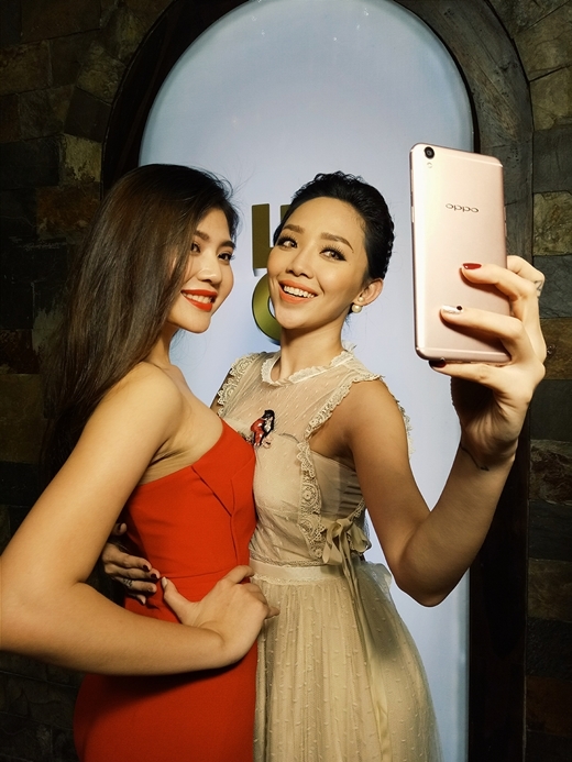 
Tóc Tiên selfie cùng Huyền Thanh – thí sinh thắng cuộc trong thử thách này.