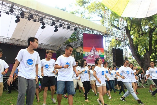 
Các bạn trẻ nhảy Flashmob hướng tới thông điệp về sự tự do và cởi mở.