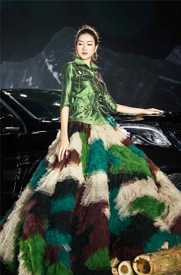 
Kim Oanh lộng lẫy trong thiết kế váy xòe đa sắc.