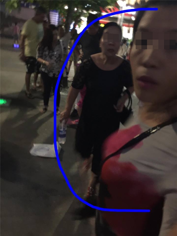 
Người phụ nữ được cho đã ra tay giật điện thoại của cô gái trẻ trên phố đi bộ. Ảnh: FB