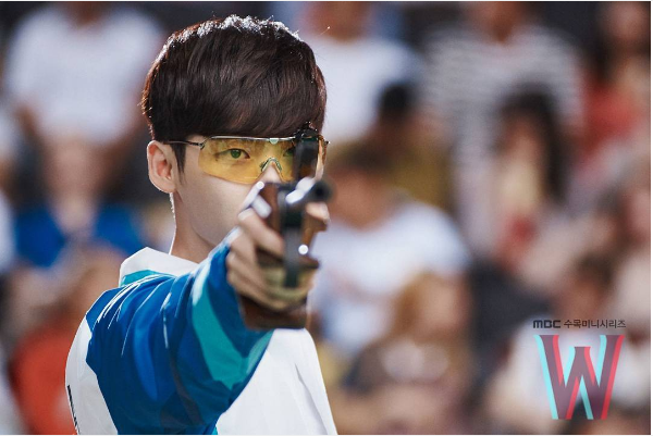 
Kang Chul khí chất ngời ngời trên sân thi đấu bắn súng. Anh đạt được huy chương vàng Olymlic khi chỉ vừa bước sang tuổi 18. 