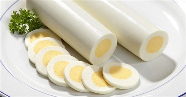 Món trứng dài nổi tiếng của Đan Mạch dài 30cm và được cắt thành từng lát đều tăm tắp.