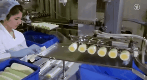 Sau khi trứng chín, lòng đỏ bên trong cũng đặc lại, chúng sẽ được chuyển sang khâu kiểm tra chất lượng, nơi các công nhân sẽ cắt gọt đi những phần thừa, chỉ để lại một "que trứng" dài, tròn đều đẹp mắt.