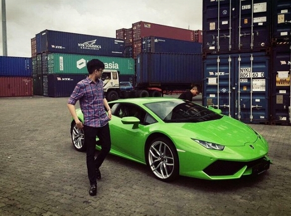 
Chiếc "siêu bò" Lamborghini Huracan xanh cốm cũng từng là món quà sinh nhật của thiếu gia này. (Ảnh FB nhân vật)