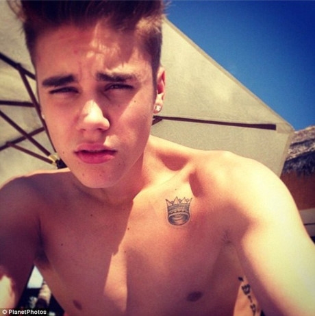 Justin Bieber bán nude khoe body ngập hình xăm trên đường phố