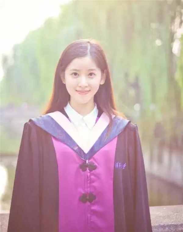 
Cô tốt nghiệp đại học Thanh Hoa danh tiếng nhất Trung Quốc.