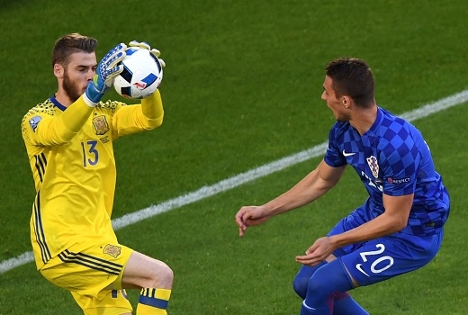 
Trận đấu diễn ra hấp dẫn sau tiếng còi khai cuộc khi Croatia bất ngờ có tình huống đe dọa khung thành thủ môn David de Gea.