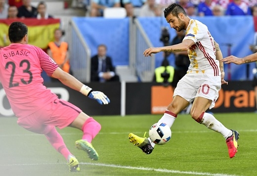 
Tây Ban Nha chứng tỏ lối chơi phối hợp kĩ thuật trong không gian hẹp khi Cesc Fabregas chuyền tinh tế cho Morata ghi bàn.