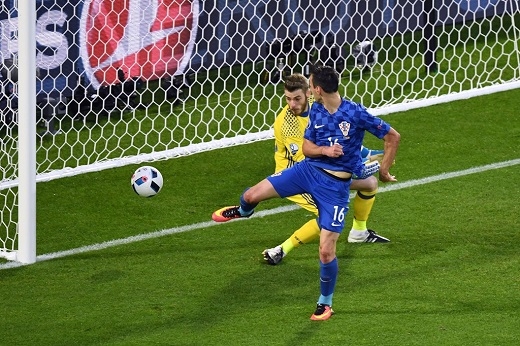 
Trước khi hiệp 1 khép lại, Nikola Klinic đánh gót ghi bàn gỡ hòa 1-1 cho Croatia.