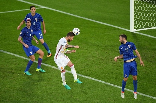 
Không chấp nhận chia điểm với Croatia, Tây Ban Nha tiếp tục tấn công tích cực trong hiệp 2. Sergio Ramos đánh đầu đưa bóng đi chệch khung thành thủ môn Subasic.