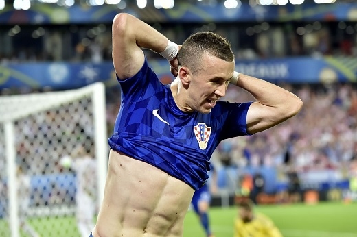 
Tiền vệ số 4 cởi áo ăn mừng bàn thắng mang về 3 điểm cho Croatia.