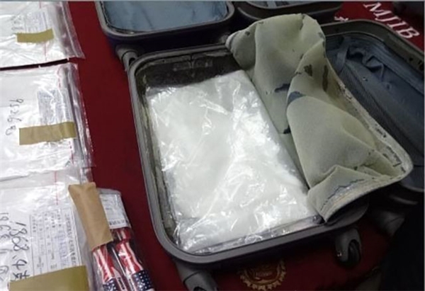 
Câu chuyện lừa đảo cầm giùm hành lý tại sân bay lại một lần nữa dấy lên khi một du khách Đài Loan bị phát hiện mang thuốc phiện cầm giúp người khác trên người.
