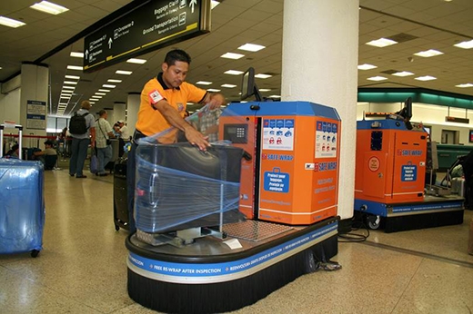 
Tại các sân bay quốc tế đều có máy bọc hành lý bằng màng plastic giúp các hành khách tự bảo vệ tài sản của mình.