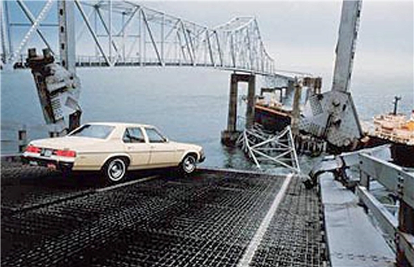 
Năm 1980, cầu Sunshine Skyway đã bị sập kéo theo 35 người thiệt mạng. (Ảnh: Internet)