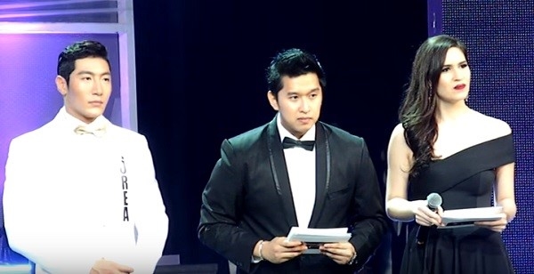 
Ở phần đặt câu hỏi cho thí sinh, người đẹp Việt Nam khiến khán giả, thí sinh, lẫn ban tổ chức đều ngơ ngác vì khả năng nói tiếng Anh của mình.