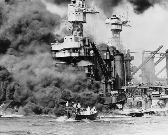 
Chiến hạm U.S.S. West Virginia bốc cháy dữ dội sau khi trúng bom và ngư lôi của quân Nhật.