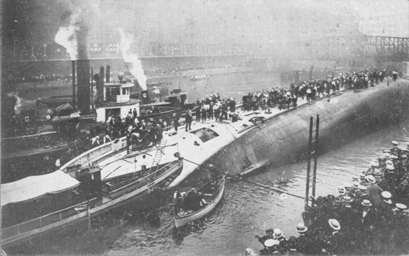 
Tàu Eastland lật trên sông Chicago, khiến hơn 800 người thiệt mạng.