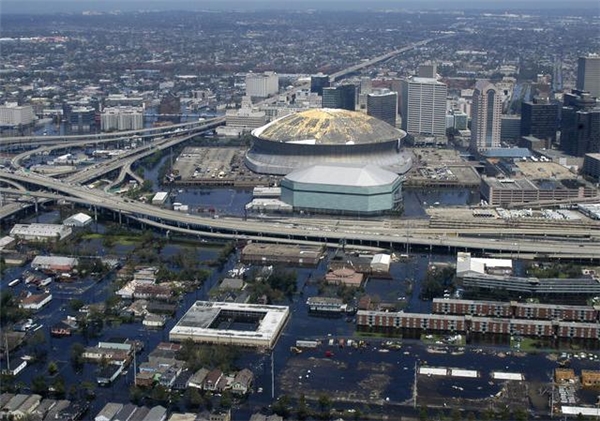 
New Orleans ngập trong biển nước sau khi cơn bão Katrina quét qua.
