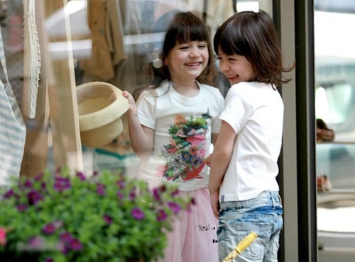 
Hai cô bé vẫn được cư dân mạng bình chọn là những nhóc tỳ có gương mặt thiên thần của Hàn Quốc.