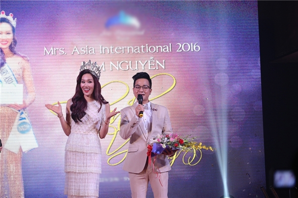 
Quách Tuấn Du cũng là một trong những khách mời của đêm tiệc được Kim Nguyễn trân trọng mời lên sân khấu. Nam ca sĩ vui vẻ chia sẻ những cảm xúc và mối quan hệ thân tình với Hoa hậu Quý bà Châu Á 2016.