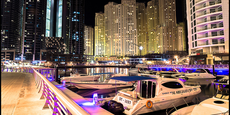 
Được bao quanh bởi những cửa hàng cao cấp và cửa hàng cà phê thiết kế sang trọng, “phố đi bộ” Dubai Marina là một nơi lí tưởng ngắm cảnh và nhâm nhi bữa sáng. Đây là khu vực được coi là một thành phố thu nhỏ ở Dubai, rất phù hợp cho một chuyến đi bộ thong dong và “ngẫm nghĩ về cuộc đời”. (Ảnh: Internet)