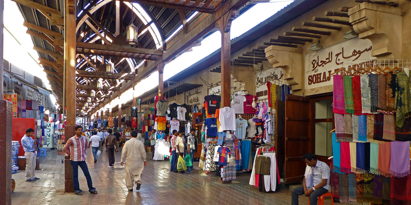 
Dù có ý định mua sắm hay không, những ngôi chợ ở Dubai cũng đều chào đón bạn với sự nhộn nhịp, sống động và tràn đầy năng lượng. Những mặt hàng nổi bật nhất ở chợ này có thể kể đến là vàng, nước hoa và vải vóc. (Ảnh: Internet)