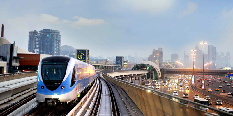 Dubai Metro là phương tiện di chuyển nhanh nhất và rẻ nhất đến bất kì nơi đâu trong Dubai. Với thời gian xây dựng kỉ lục – 18 tháng, Dubai Metro còn làm hài lòng du khách bởi sự thoải mái mặc dù mang cấu trúc khá rắc rối. Một điểm cộng lớn cho Dubai Metro nữa là các ga của nó đều rất gần với những điểm tham quan nổi tiếng. (Ảnh: Internet)