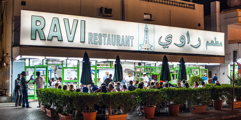 
Nếu hỏi một người bản địa bất kì về nhà hàng bán thức ăn “chuẩn Dubai” nổi tiếng nhất, chắc chắn họ sẽ chỉ bạn đến nhà hàng Ravi. (Ảnh: Internet)