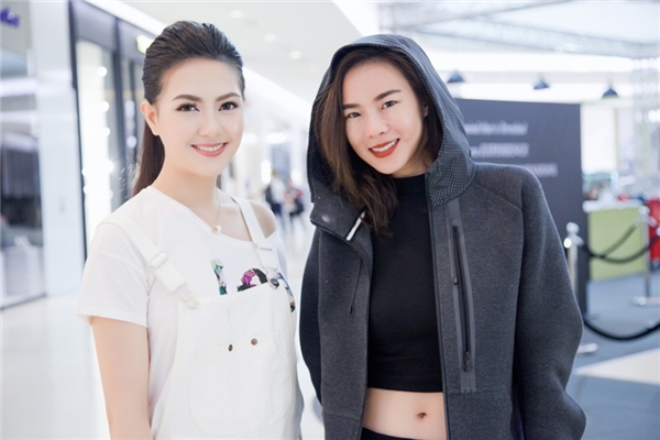 
Mai Hà Ngân chụp ảnh lưu niệm cùng Cris Howang, nữ huấn luyện viên cực "hot" của chương trình The Face Thái Lan mùa 2.