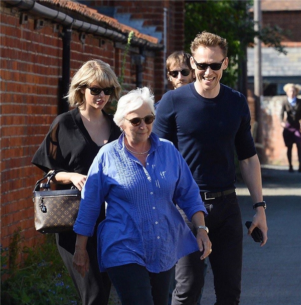 
Mối quan hệ giữa Taylor và mẹ của Tom rất tốt.