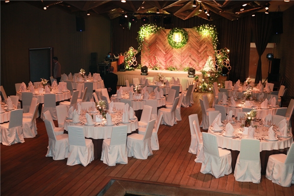
Không gian tiệc cưới gần gũi với số lượng khách mời giới hạn - Tin sao Viet - Tin tuc sao Viet - Scandal sao Viet - Tin tuc cua Sao - Tin cua Sao