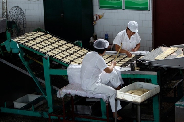 
Những công nhân đang làm việc trong nhà máy đóng gói mì ăn liền ở làng Nanjie.