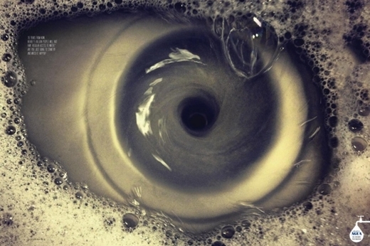 
Bạn thấy con mắt hay là dòng nước đang chảy xuống cống? (Ảnh: Internet)