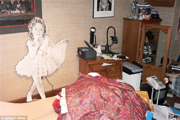 
Một tấm hình cạc-tông của huyền thoại điện ảnh Shirley Temple hồi nhỏ.
