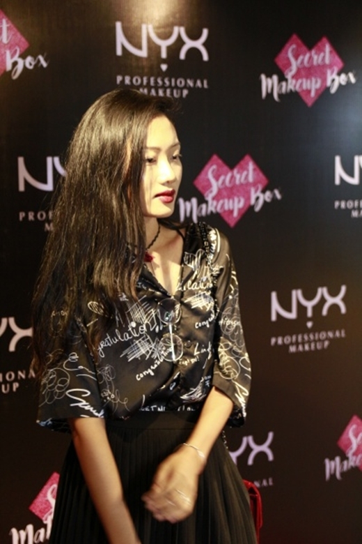 
Người mẫu Nhã Trúc sẽ cạnh tranh cùng Pông Chuẩn và người mẫu Minh Tú trong thử thách Lip-on.
