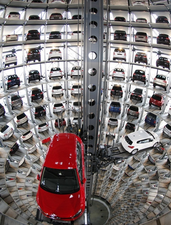 
Ở nhà máy của một hãng xe tại Wolfsburg, Đức. Những chiếc xe hơi sau khi hoàn thiện sẽ được đưa vào giàn đậu công nghệ cao, chờ ngày xuất xưởng. (Ảnh Internet)