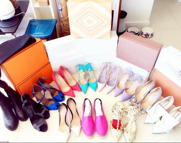 
Một phần nhỏ trong bộ sưu tập giày và túi của cô.