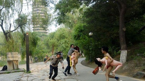 
Cảnh sát đang đuổi bắt các thanh niên khỏa thân mang búp bê ra đường, còn họ thì đang ra sức chạy trốn để bảo vệ "người yêu".