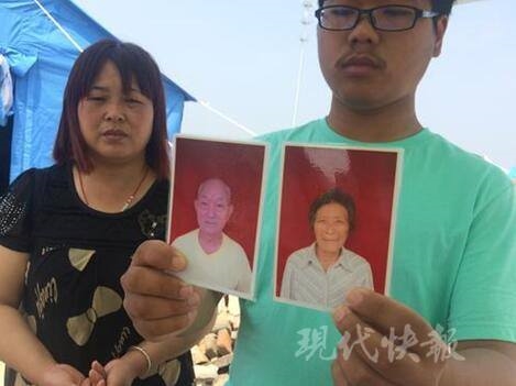 
Trần Uy cầm di ảnh của ông bà nội cho phóng viên chụp lại. (Ảnh: Internet)