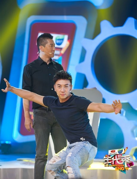 
"Triển Chiêu" thi triển màn bảo vệ "Bao Chửng" trên sân khấu. Ảnh: Ifeng.