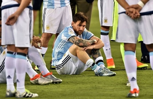 
Lionel Messi suy sụp sau thất bại ở chung kết Copa America 2016. Ảnh: Getty Images.