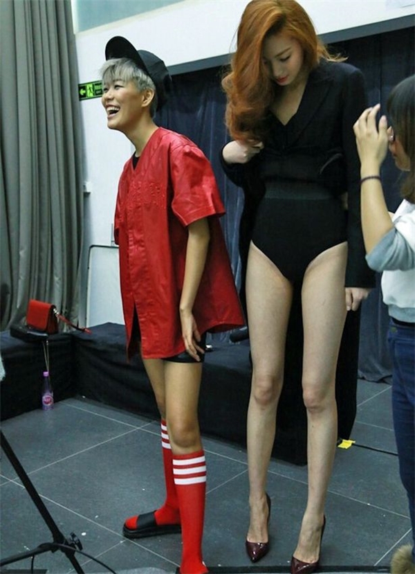 
Đôi chân dài ấn tượng của người mẫu Dong Lei. (Ảnh: Internet)