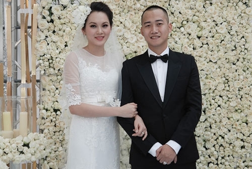 
Siêu đám cưới của Ngọc Thạch được coi là một trong những đám cưới hoành tráng nhất của showbiz Việt với số khách mời lên đến 3000 người và chi phí lên đến gần 7 tỉ. - Tin sao Viet - Tin tuc sao Viet - Scandal sao Viet - Tin tuc cua Sao - Tin cua Sao