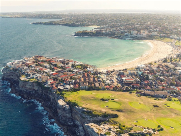 
Bãi biển Bondi là một trong những địa điểm du lịch hấp dẫn nhất ở Sydney, Australia. Nơi đây hàng năm tổ chức rất nhiều sự kiện từ các cuộc thi lướt ván cho tới lễ hội pháo hoa mừng năm mới. Ngoài tắm biển, du khách có thể đi dạo, mua sắm, ăn tại các nhà hàng dọc phố ven biển. (Ảnh Internet)