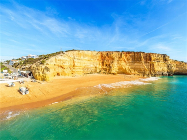 
Praia de Benagil là một bãi biển nhỏ nằm giữa các vách đá ở đáy thung lũng tại Algarve, Bồ Đào Nha. Du khách có thể mua cá tươi của ngư dân ngay trên bãi biển cũng như khám phá các hang biển và vách đá xung quanh. (Ảnh Internet)