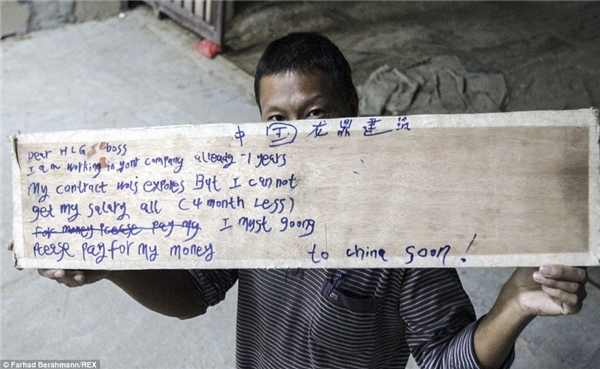 
Mảnh gỗ và những dòng chữ đầy khắc khoải, xin ông chủ trả lương của một người lao động Trung Quốc. (Ảnh: Farhad Berahman)